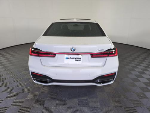2022 BMW 740 i