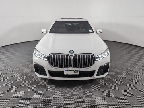 2022 BMW 740 i