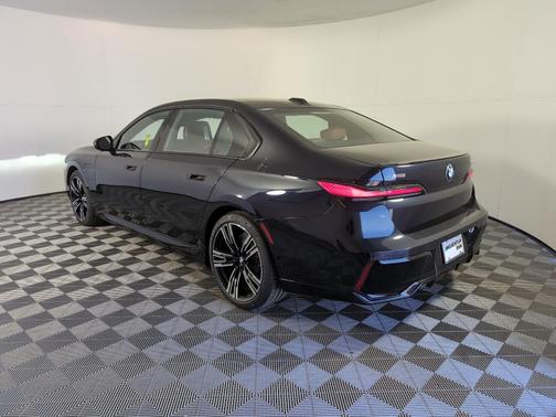 2025 BMW 750e xDrive