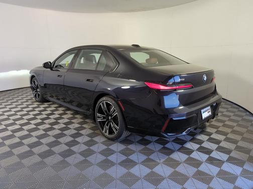 2025 BMW 750e xDrive