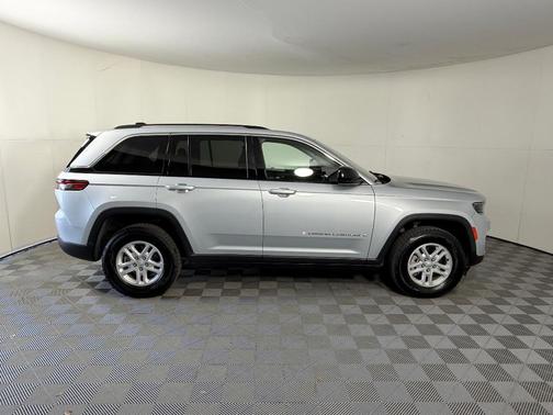 Silver Zynith 2023 Jeep Grand Cherokee Laredo
