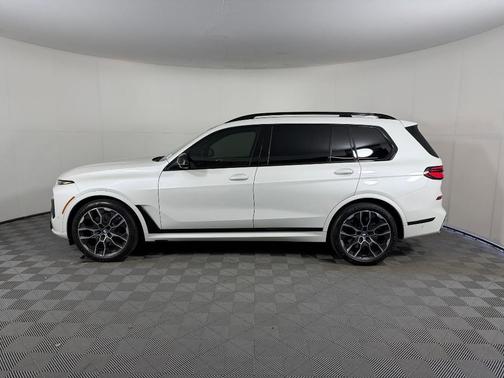 Mineral White Metallic 2024 BMW X7 M60i