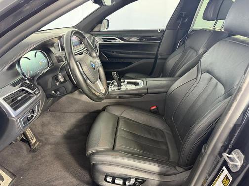 Singapore Gray Metallic 2019 BMW 740 i