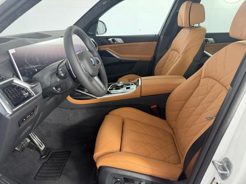 Alpine White 2027 BMW X7 xDrive40i