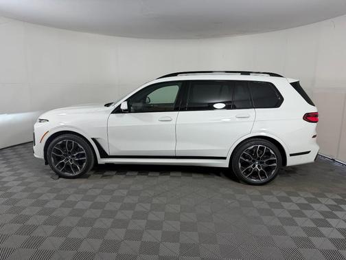 Alpine White 2027 BMW X7 xDrive40i