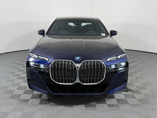 Tanzanite Blue II Metallic 2026 BMW 750e xDrive