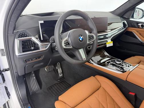 Mineral White Metallic 2027 BMW X7 xDrive40i
