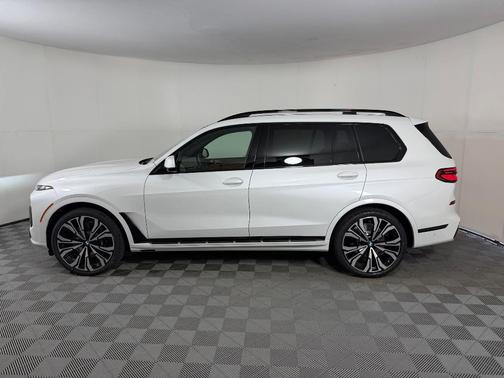 Mineral White Metallic 2027 BMW X7 xDrive40i