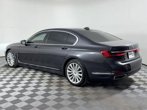 2022 BMW 740 i