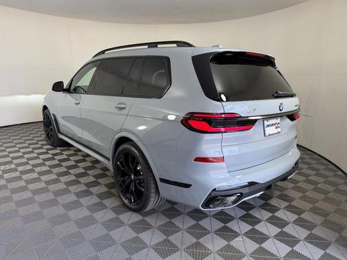 Gray Metallic 2027 BMW X7 xDrive40i