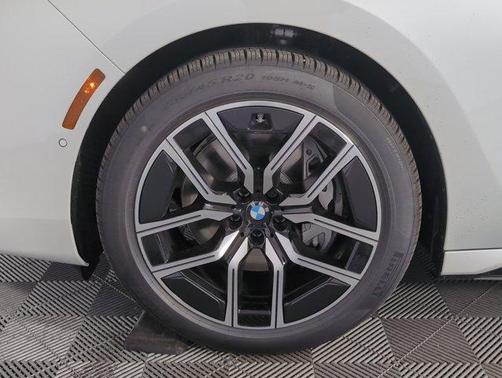 2025 BMW 740 i