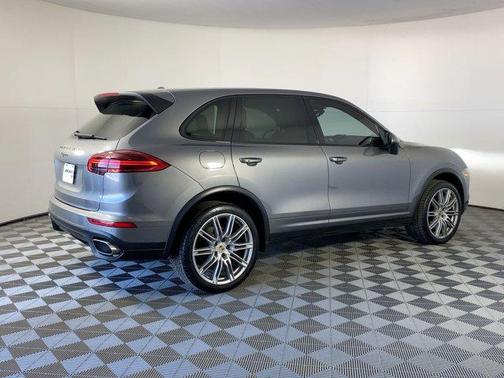 2017 Porsche Cayenne Base (Tiptronic)