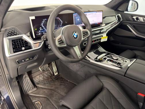 Carbon Black Metallic 2026 BMW X7 xDrive40i