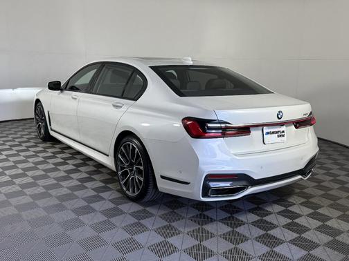2022 BMW 740 i