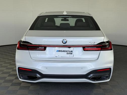 2022 BMW 740 i