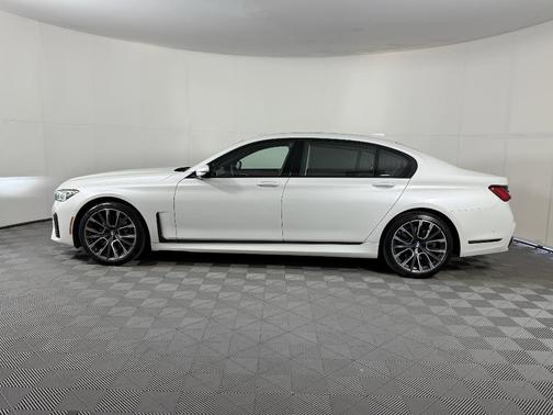 2022 BMW 740 i