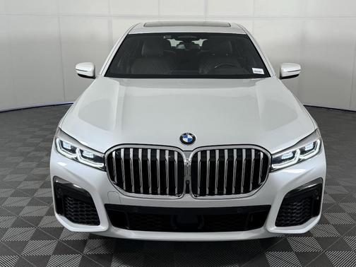 2022 BMW 740 i