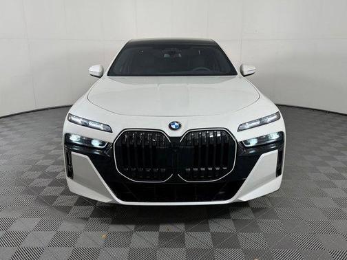 Mineral White Metallic 2026 BMW 740 i xDrive