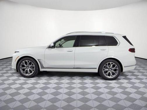 Alpine White 2027 BMW X7 xDrive40i