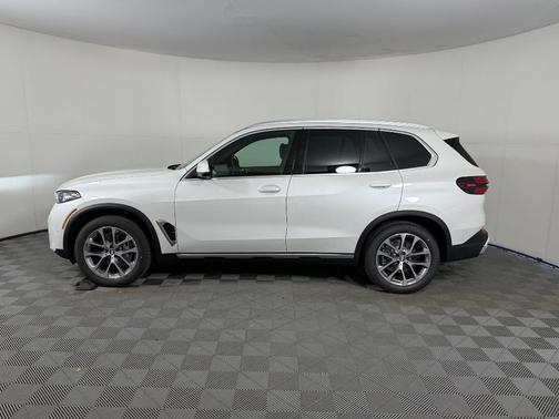 Mineral White Metallic 2026 BMW X5 xDrive40i
