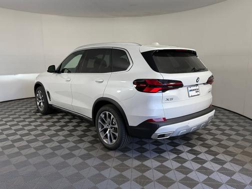 Mineral White Metallic 2026 BMW X5 xDrive40i