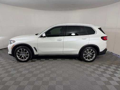 Mineral White Metallic 2023 BMW X5 sDrive40i
