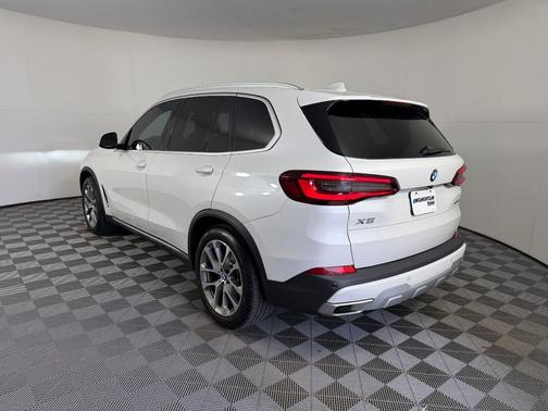 Mineral White Metallic 2023 BMW X5 sDrive40i