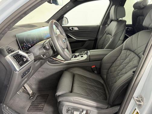 Gray Metallic 2026 BMW X7 xDrive40i