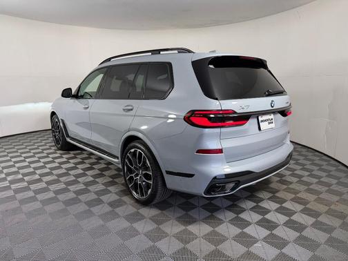 Gray Metallic 2026 BMW X7 xDrive40i