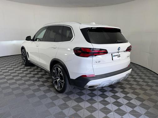 Alpine White 2024 BMW X5 xDrive40i