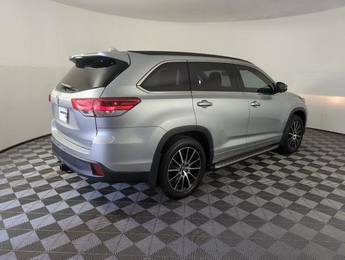 2017 Toyota Highlander SE