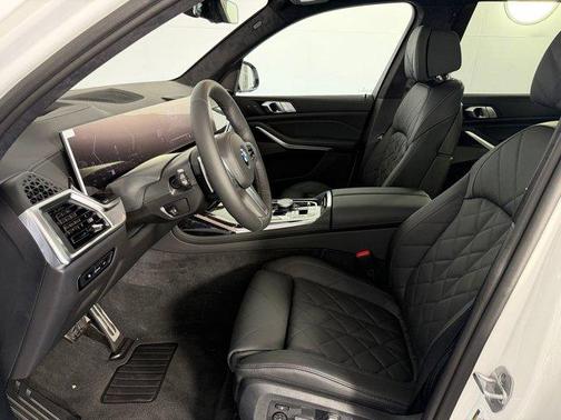 Mineral White Metallic 2027 BMW X7 xDrive40i