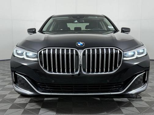 2022 BMW 740 i