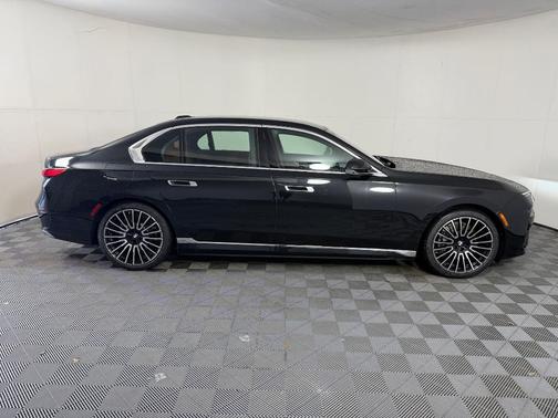 Black Sapphire Metallic 2026 BMW i7 EDrive50