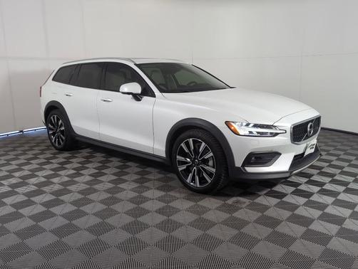 2022 Volvo V60 Cross Country T5