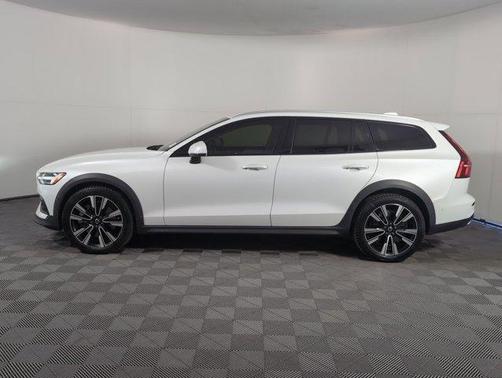 2022 Volvo V60 Cross Country T5