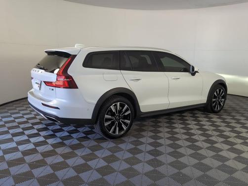 2022 Volvo V60 Cross Country T5
