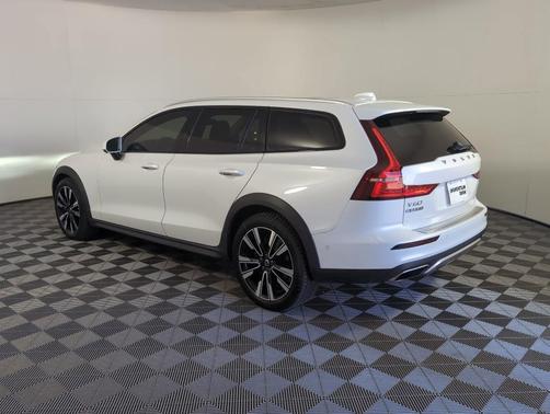 2022 Volvo V60 Cross Country T5
