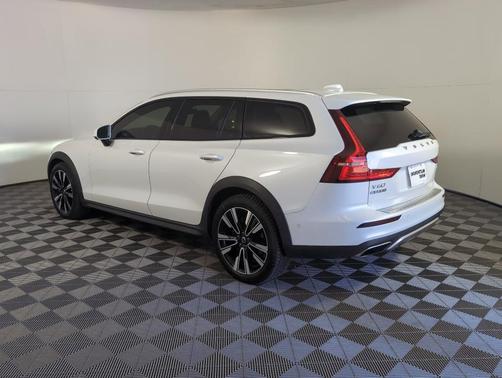 2022 Volvo V60 Cross Country T5