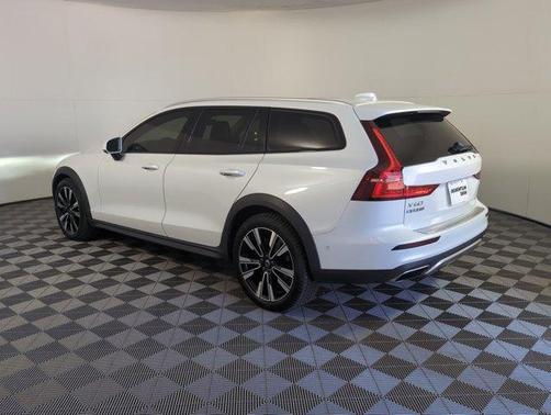 2022 Volvo V60 Cross Country T5