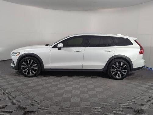 2022 Volvo V60 Cross Country T5