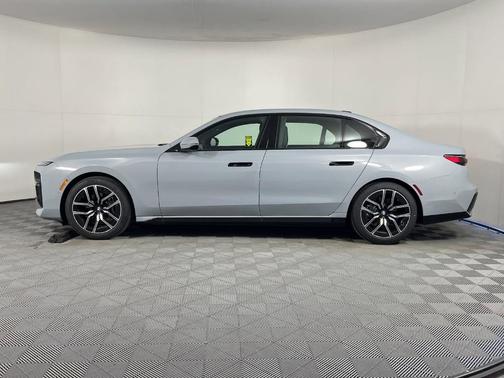 2025 BMW 740 i