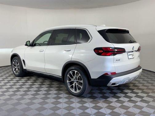 Mineral White Metallic 2026 BMW X5 sDrive40i
