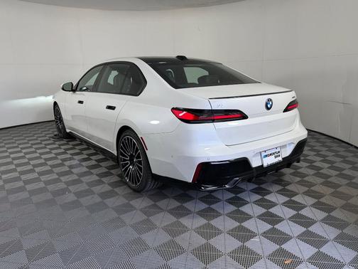 Mineral White Metallic 2026 BMW i7 XDrive60