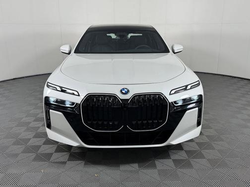 Mineral White Metallic 2026 BMW i7 XDrive60