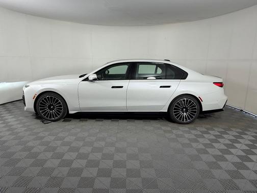 Mineral White Metallic 2026 BMW i7 XDrive60