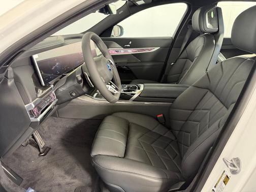 Mineral White Metallic 2026 BMW i7 XDrive60