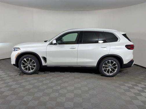 Mineral White Metallic 2026 BMW X5 sDrive40i