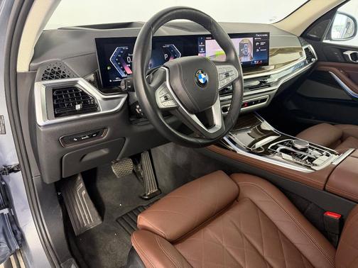 Gray 2025 BMW X7 xDrive40i