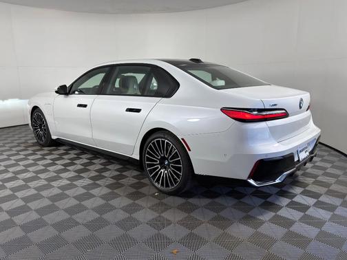 2026 BMW 750e xDrive